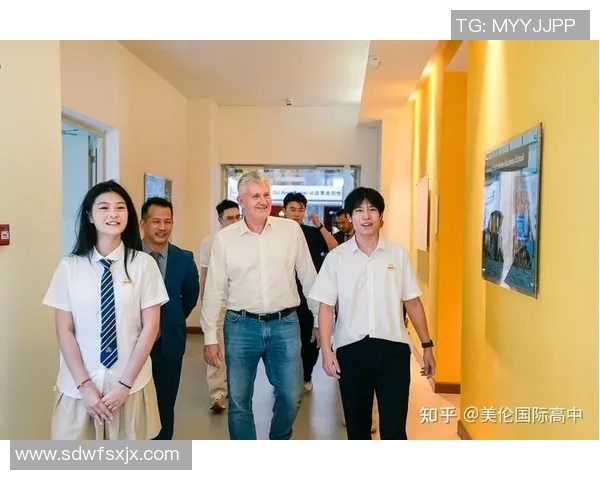 《全面了解足球巨星的成长历程与赛场风采 九宫格呈现球员精彩瞬间》 《全面了解足球巨星的成长历程与赛场风采 九宫格呈现球员精彩瞬间》