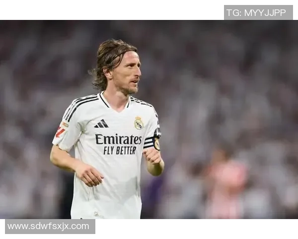 《绿茵场上的逆袭之路中级球星如何超越极限成就传奇》